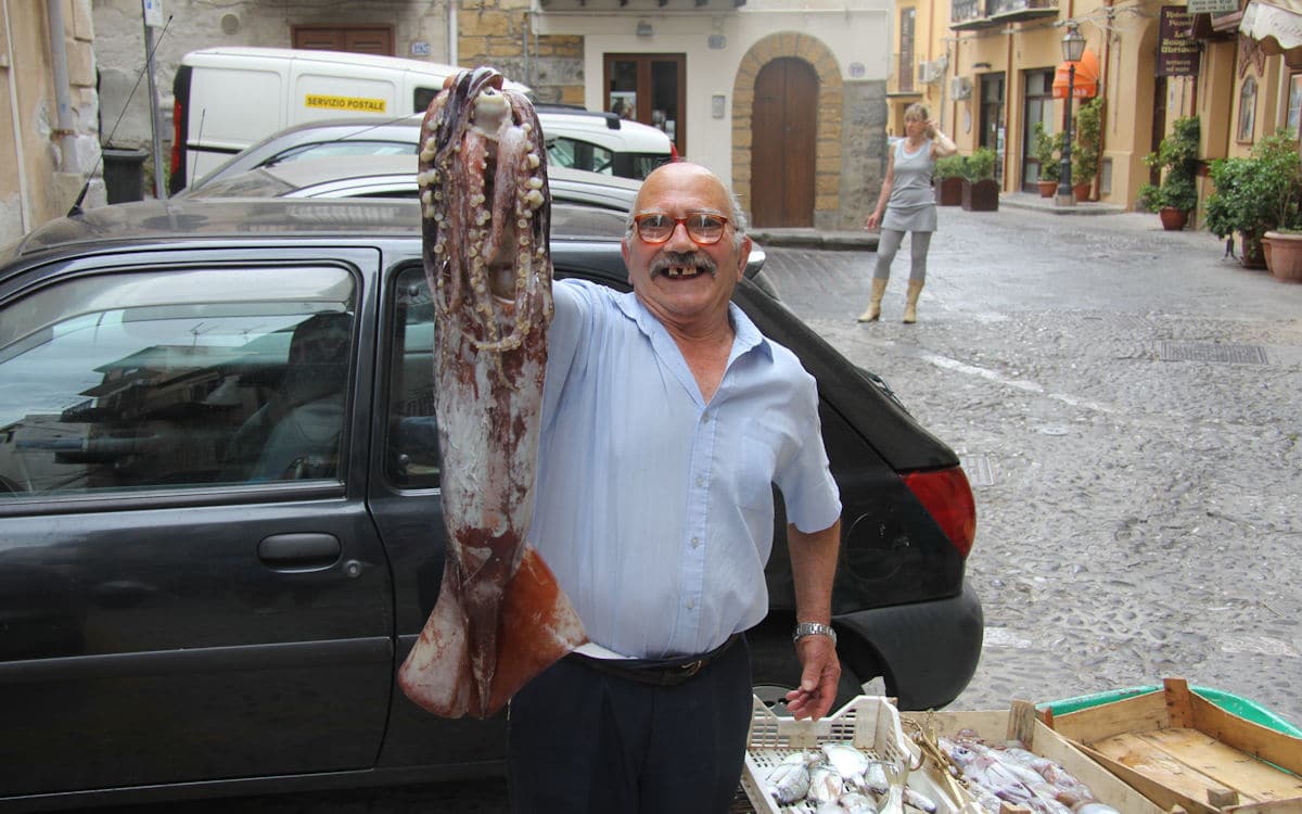 Cefalú Fischverkäufer auf der Straße (1) Cefalú Fischverkäufer auf der Straße (1)