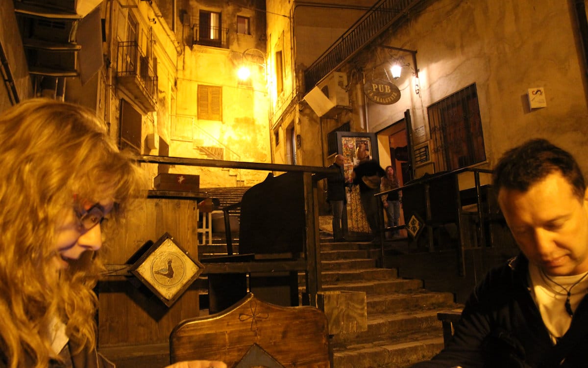 Pub auf den Treppen in Sciacca (1) Pub auf den Treppen in Sciacca (1)