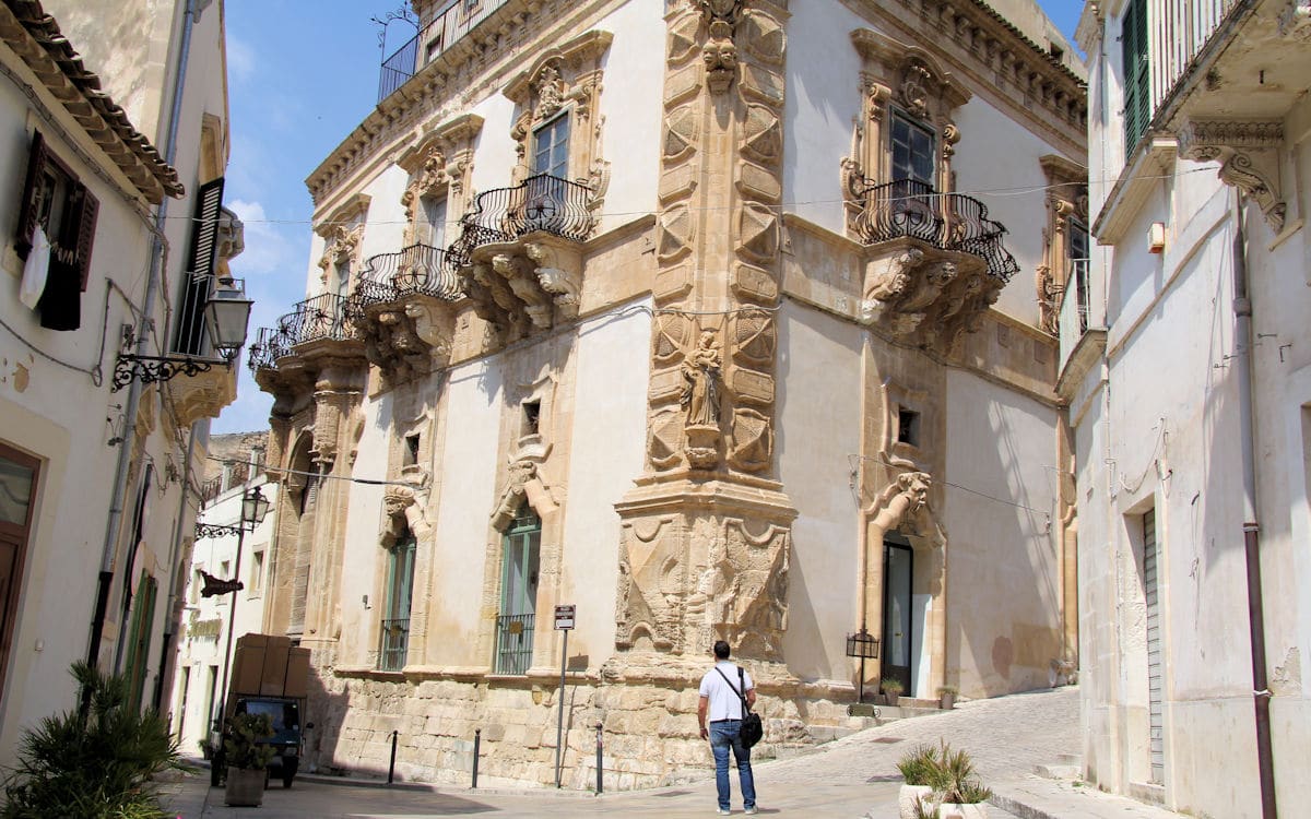 Scicli mit Ape Piaggio (1)