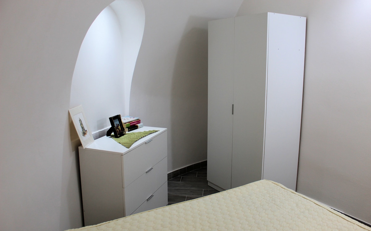 Cottage Portopalo 2, Schlafzimmer mit Doppelbett (1) Cottage Portopalo 2, Schlafzimmer mit Doppelbett (1)