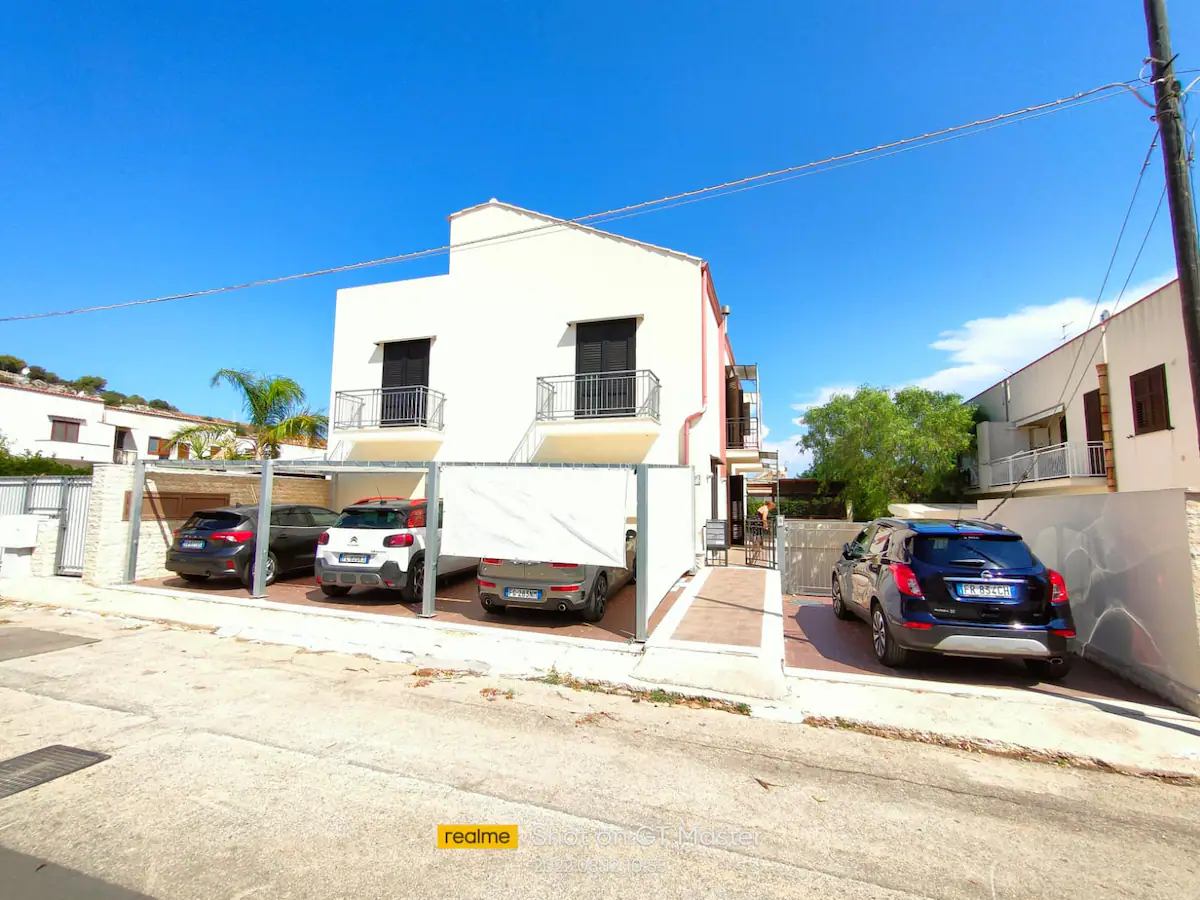 Ferienhaus San Vito Lo Capo, Fassade und reservierter Parkplatz Ferienhaus San Vito Lo Capo, Fassade und reservierter Parkplatz